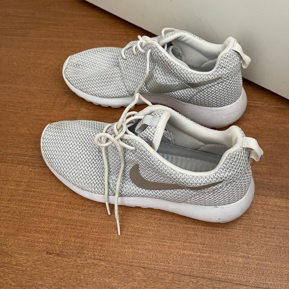 Nike Roshe One Sneaker in Light Grey/Silver - Picture 3 of 9